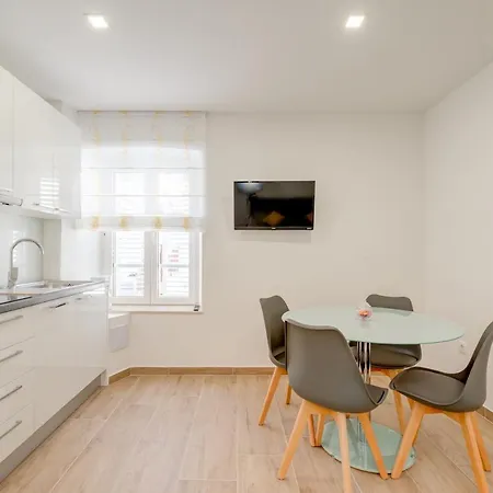 Tudor 1 Apartamento *