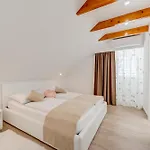 Tudor 1 *