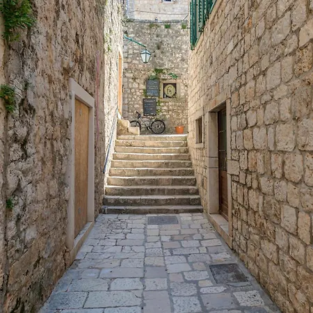 Tudor 1 Hvar Town
